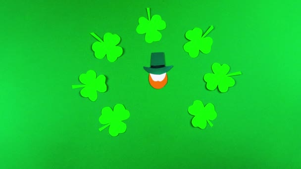 Aziz Patrick Günü için 4k tebrik kartı, 17 Mart 'ta kutlanıyor. İrlanda kültürel bayramı. Ziyafet sembolleri yonca ve leprikonlar. Yeşil arka plan. Hareket animasyonunu durdur. Boşluğu kopyala. - Video, Çekim