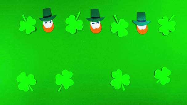 4k Üdvözlőlap Szent Patrik napjára, amelyet március 17-én ünnepelnek. Ír kulturális ünnep. A lakoma jelképei lóherék és koboldok. Zöld háttér. Állítsd le a mozgást. Fénymásolási hely. - Felvétel, videó