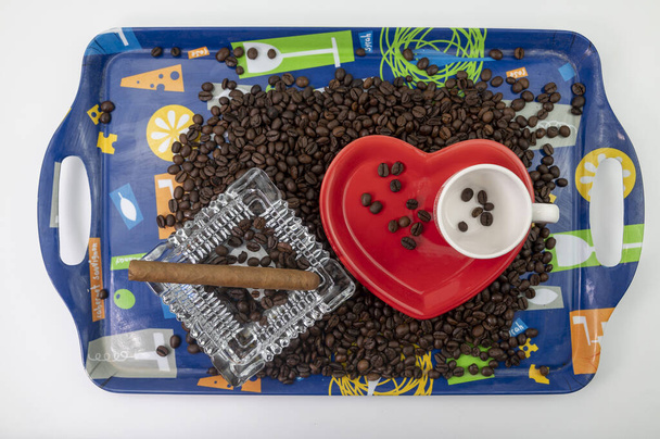 vassoio a forma di cuore con chicchi di caffè, tazza e piattino - Foto, immagini