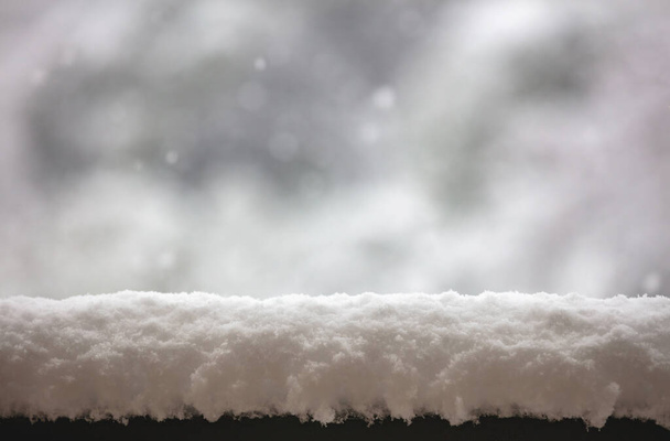 Winter Schnee Hintergrund mit leeren Raum, Weihnachten Urlaub Grußkarte Vorlage. Schneehaufen und verschwimmen abstrakten Hintergrund - Foto, Bild