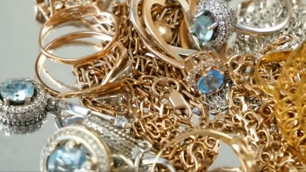 veel verschillende gouden en zilveren sieraden in pandjeshuis van juwelier, close-up - Video