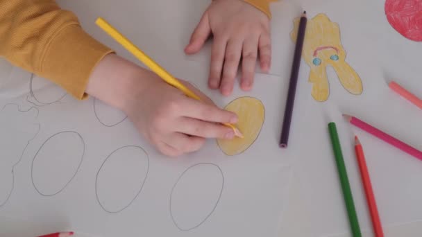 Τα χέρια των παιδιών βάφουν ένα πασχαλινό αυγό - Πλάνα, βίντεο