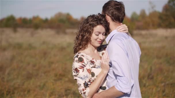 Fiatal pár a szerelem fogja egymás kezét az erdőben. - Felvétel, videó