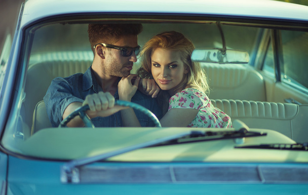 Picture of the retro cuople in the cadillac - Foto, Imagem