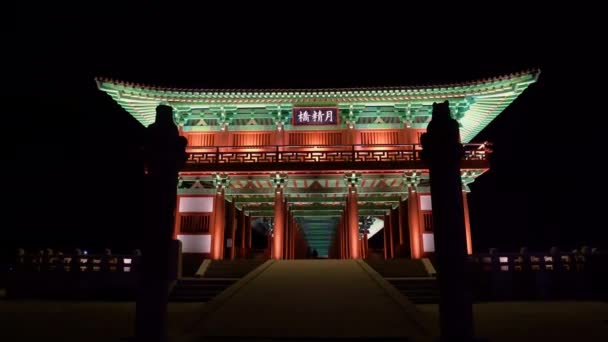 Мост Вольджонгё ночью в городе Кёнджу, Южная Корея. Письмо, написанное на цеолите "Woljeonggyo" - Кадры, видео