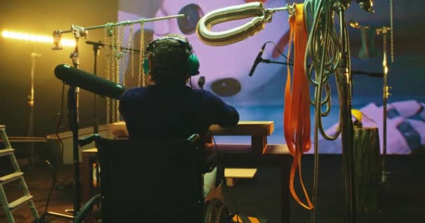 Kypsä mies pyörätuolissa luoda ääniraita robotti elokuva - Materiaali, video