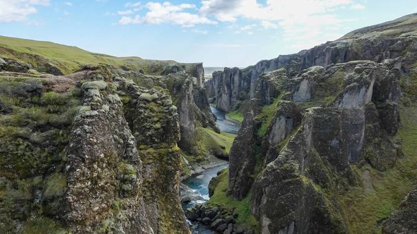 Fjadrargljufur Canyon et le ruisseau peu profond qui coule le long du fond du canyon, dans le sud de l'Islande - Photo, image