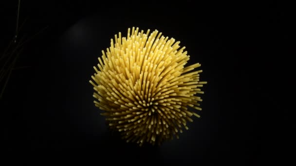 Spaghetti vue d'en haut sur fond noir, rotation - Séquence, vidéo