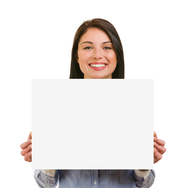 Eristetty hymyilevä nuori nainen näyttää tyhjä kyltti
 - Valokuva, kuva