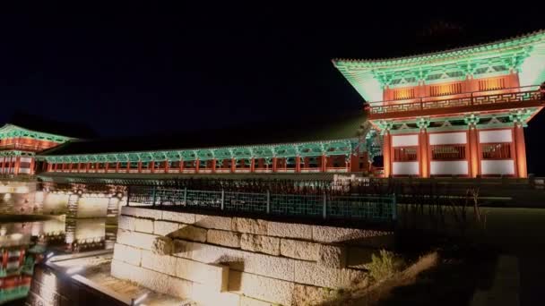 Ponte Woljeonggyo di notte nella città di Gyeongju, Corea del Sud. - Filmati, video
