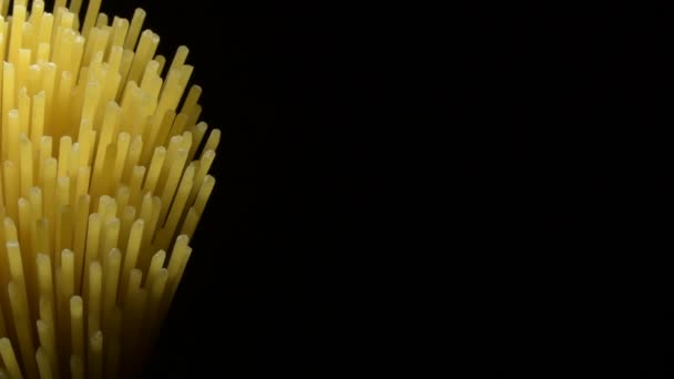 Stelletje spaghetti links gezien vanaf boven draaiend - Video