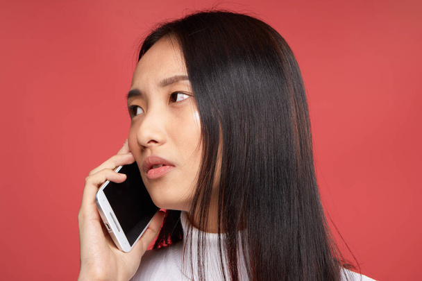 mujer asiático apariencia estudio recortado vista hablando por teléfono - Foto, imagen