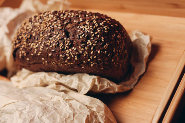 bochník chleba mouky produkt dřevěné desky podnos a papírové obaly - Fotografie, Obrázek