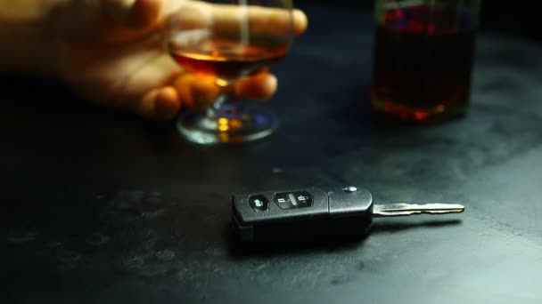 άνθρωπος πίνοντας ουίσκι στο μπαρ και παίρνοντας το κλειδί του αυτοκινήτου από το τραπέζι, Μην πίνετε και οδηγείτε έννοια. - Πλάνα, βίντεο