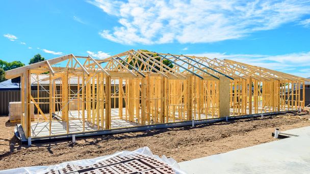 Nouvelle maison australienne processus d'installation de charpente de bois sur le site de construction par une journée d'été lumineuse - Photo, image