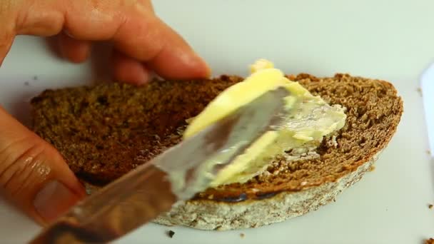 Esparcir mantequilla sobre pan - Imágenes, Vídeo