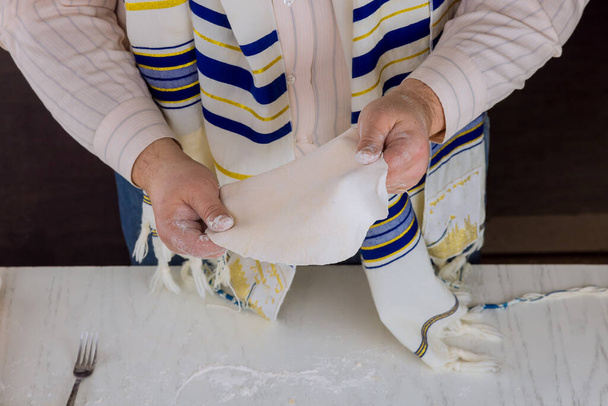 L'uomo ebreo ortodosso si prepara per il giorno di vacanza ebreo in mano fatto kosher matzah si prepara - Foto, immagini