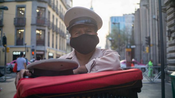 Molinillo de órganos con mascarilla facial en la Ciudad de México - Foto, Imagen