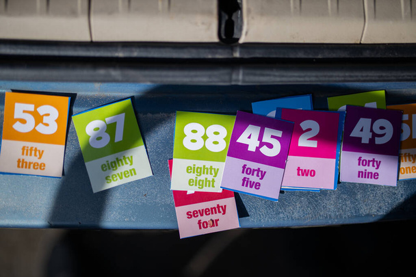 Värikkäitä numerokortteja ajoneuvon sinisessä puskurissa - Valokuva, kuva
