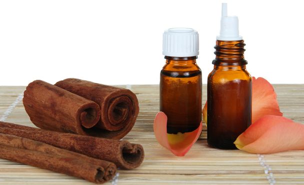 botella de aceite esencial de canela - tratamiento de belleza
 - Foto, imagen