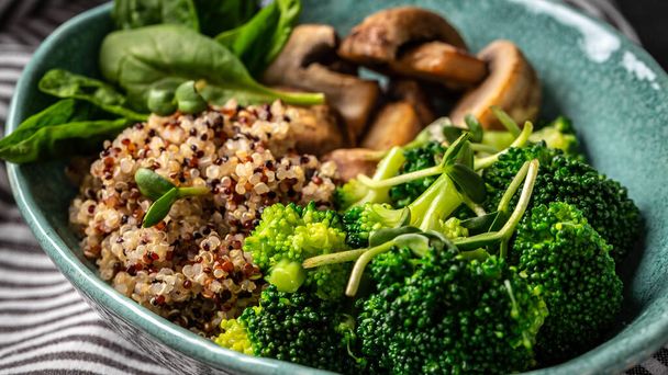 Gourmet salade champignons en broccoli en quinoa, Schoon eten, dieet, veganistisch voedselconcept. banner, catering menu recept plaats voor tekst, bovenaanzicht. - Foto, afbeelding