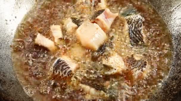 Freír pescado picado de gato en la sartén, en la puerta Chiangmai Tailandia - Metraje, vídeo