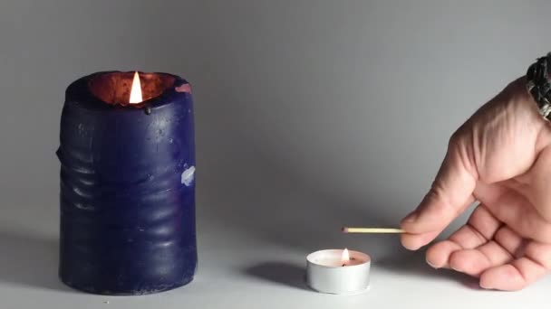 Movimiento lento de una vela con un fósforo mientras se enciende - Imágenes, Vídeo