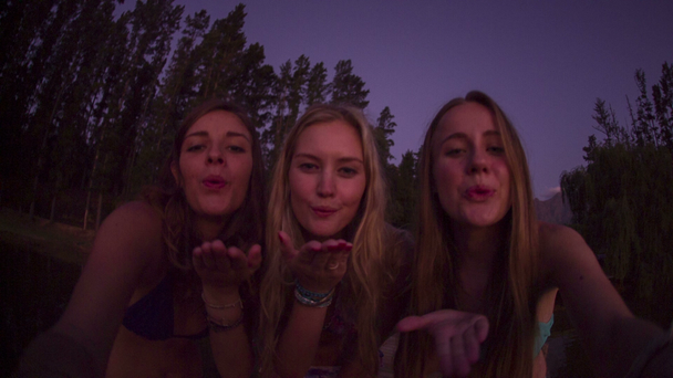 τα κορίτσια που πνέει τα φιλιά σε κάμερα - Πλάνα, βίντεο