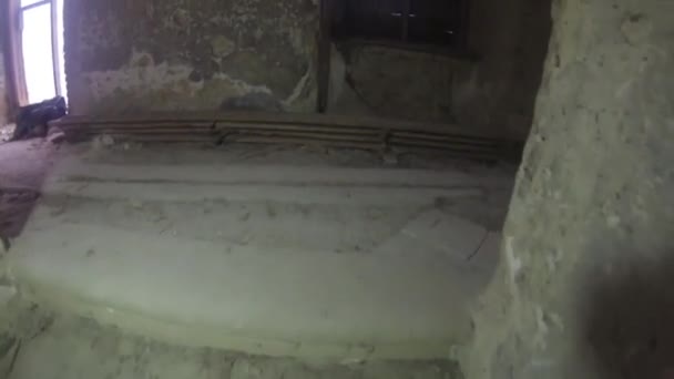 escadas em uma sala de castelo velho abandonado no país - Filmagem, Vídeo