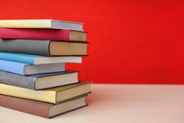 стопка книг на красном фоне - Фото, изображение