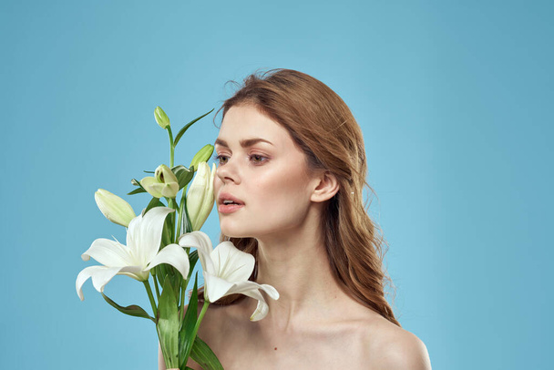 Çekici bayan beyaz çiçekler mavi arka plan kırpılmış manzara - Fotoğraf, Görsel