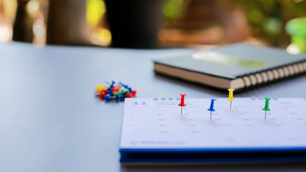 Ημερολόγιο και προγραμματισμένα ραντεβού με καρφίτσες. - Φωτογραφία, εικόνα
