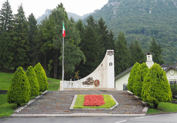  Monumento y escultura a los caídos, Valle de Brembana, Italia. - Foto, imagen