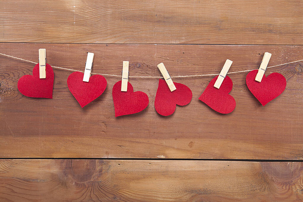 木製の背景に赤いハートサイン。ハート、愛、バレンタインデーのコンセプト. - 写真・画像