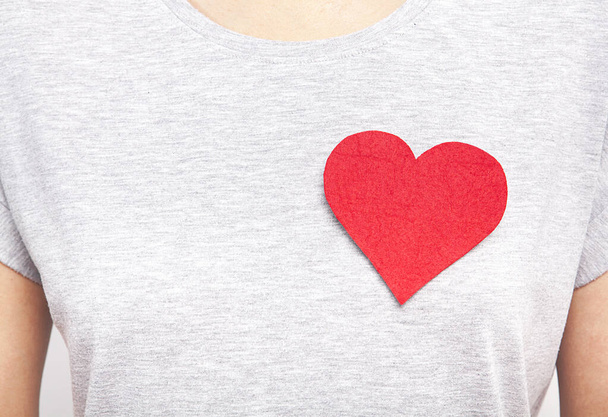 Segno di cuore rosso su sfondo bianco. Cuore, amore e concetto di San Valentino. - Foto, immagini