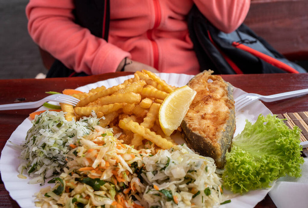 Smażone ryby z frytkami i sałatką warzywną - Zdjęcie, obraz