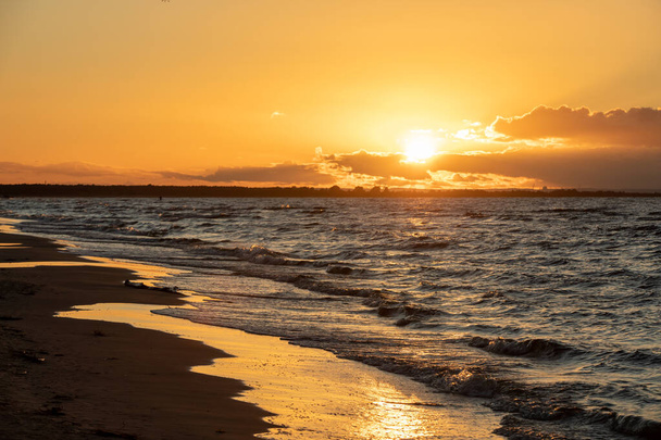 Jantar sahilinden güzel bir gün batımı manzarası. Pomerya, Polonya - Fotoğraf, Görsel