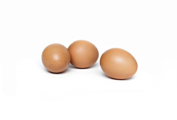  Beyaz zemin üzerinde organik yumurtalar - Fotoğraf, Görsel