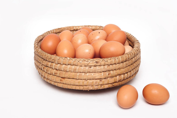  βιολογικά αυγά σε λευκό φόντο - Φωτογραφία, εικόνα