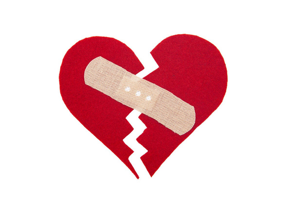 Signo rojo del corazón roto sobre fondo blanco. Corazón roto, amor y San Valentín concepto del día. - Foto, Imagen