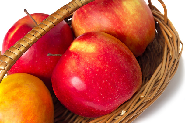 Isot omenat wattled koriin valkoisella pohjalla
 - Valokuva, kuva