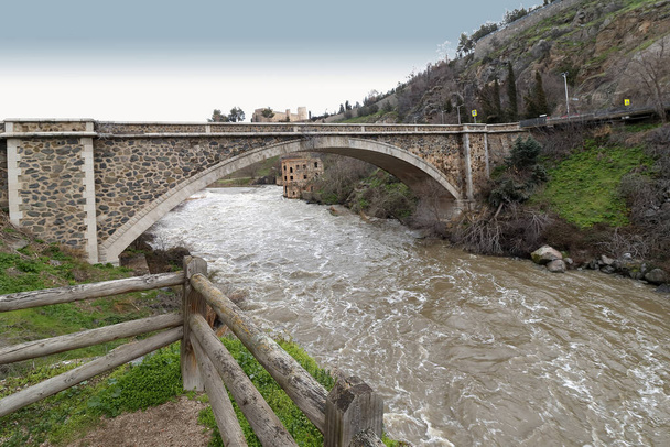 Міст Хуанело через річку Тагус, коли він проходить через Толедо (Іспанія)., - Фото, зображення