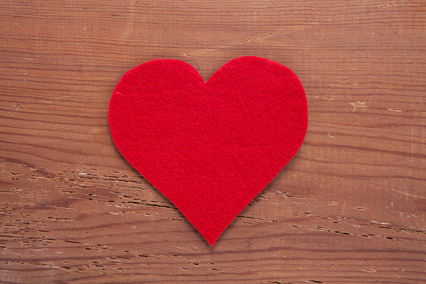 Signo rojo del corazón sobre fondo de madera. Corazón, amor y día de San Valentín concepto. - Foto, Imagen