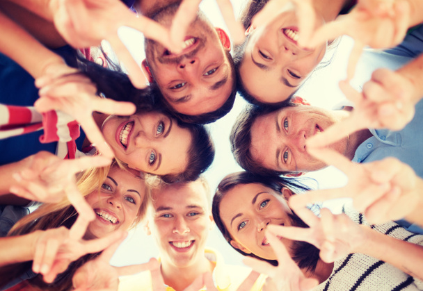 Grupo de adolescentes mostrando dedo cinco gesto
 - Foto, Imagem