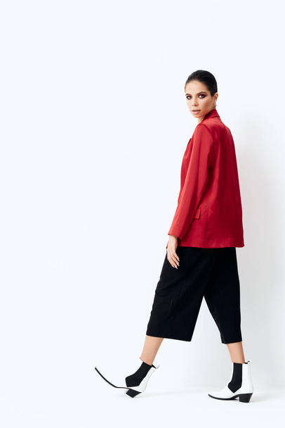 брюнетка в стильной одежде привлекательный вид косметики красный пиджак - Фото, изображение