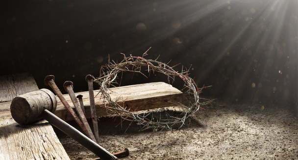 Pasión de Jesús - Cruz de madera con corona de espinas Martillo y pinchos sangrientos - Foto, Imagen
