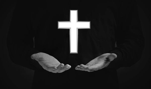 Mladý kněz na temném pozadí, detailní záběr. Černobílý efekt - Fotografie, Obrázek