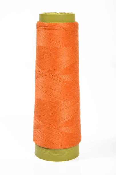 Bobinas de hilo de coser de color, fibra natural. - Foto, imagen