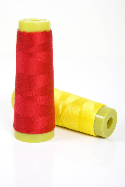 Bobinas de hilo de coser de color, fibra natural. - Foto, Imagen