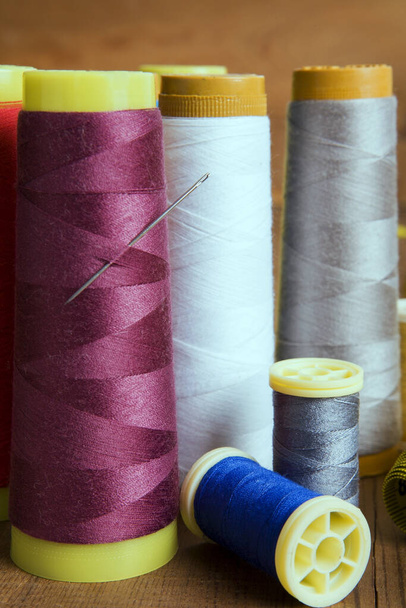 Bobines de fil à coudre colorées, fibre naturelle. - Photo, image